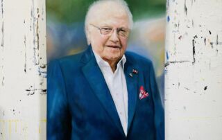 Porträtmalerei eines älteren Mannes in Anzug, Ölgemälde, Auftragskunst, professionelle Kunstwerke, individuelle Portraits, Künstler Nikolaus Kriese, hochwertige Bilder, Person bei malerischer Umsetzung, realistische Portraitkunst, kreative Auftragsmalerei.