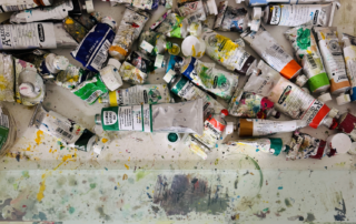 Farben, Malerutensilien, Acryl- und Ölfarben, kreative Malerei, Kunstbedarf, künstlerische Arbeiten, künstlerisches Atelier, Malerarbeiten, Künstlerbedarf, kreative Kunstwerke.