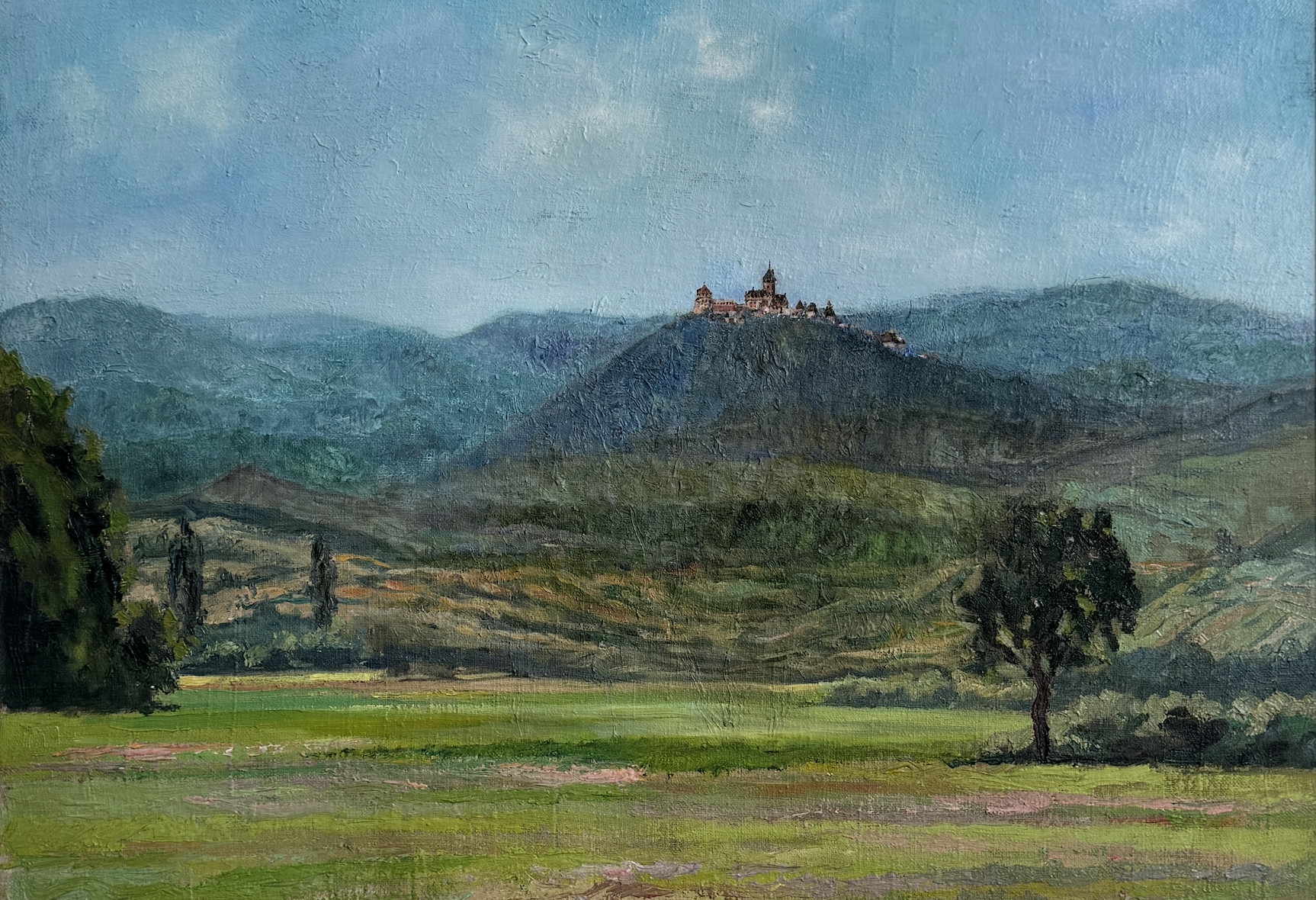 Malerei & Auftragsmalerei Nikolaus Kriese – Aquarellblick auf bayerische Berge mit Burg, grüne Wiesen und einzelnes Baum, stimmungsvoll und detailreich, ideal für individuelle Auftragskunst.