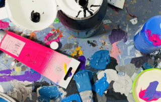 Farben, Malerzubehör, Acrylfarben, Kunstmaterialien, kreative Malerei, Auftragsmalerei, Künstlerbedarf, bunte Pinsel und Farbgel, Arbeitsfläche für Malerei.