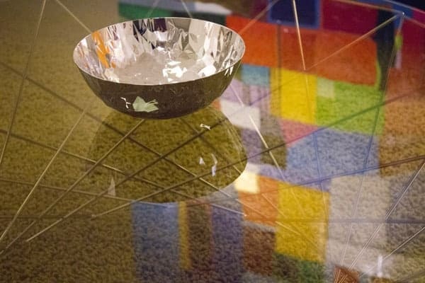 Silberne Kuppel auf einer spiegelnden, farbenfrohen Oberfläche, kreative Malerei Kunstinstallation, moderne Kunst, einzigartiges Design, Nikolaus Kriese.