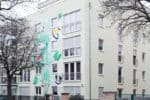 Farbenfrohe Wandmalerei auf Mehrfamilienhaus in München, Künstler Nikolaus Kriese, kreative Auftragsmalerei, moderne Fassadengestaltung, street art, urbanes Kunstprojekt, Wandkunst, kreative Hausverschönerung, Gebäude-Kunst.