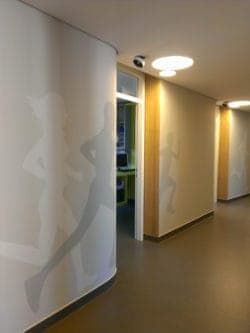 Bilder von modernen Wandmalereien mit sportlichen Silhouetten in einem Flur, Kunstwerk von Nikolaus Kriese – kreative Raumgestaltung, Auftragsmalerei für Innenräume.