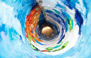 Bunter Pinselstrich in einer Multicolor-Wandmalerei, kreative Kunstgestaltung, Acrylfarben, moderne Wandkunst, Kunstmalerei für Raumdekoration und Auftragsmalerei von Nikolaus Kriese.