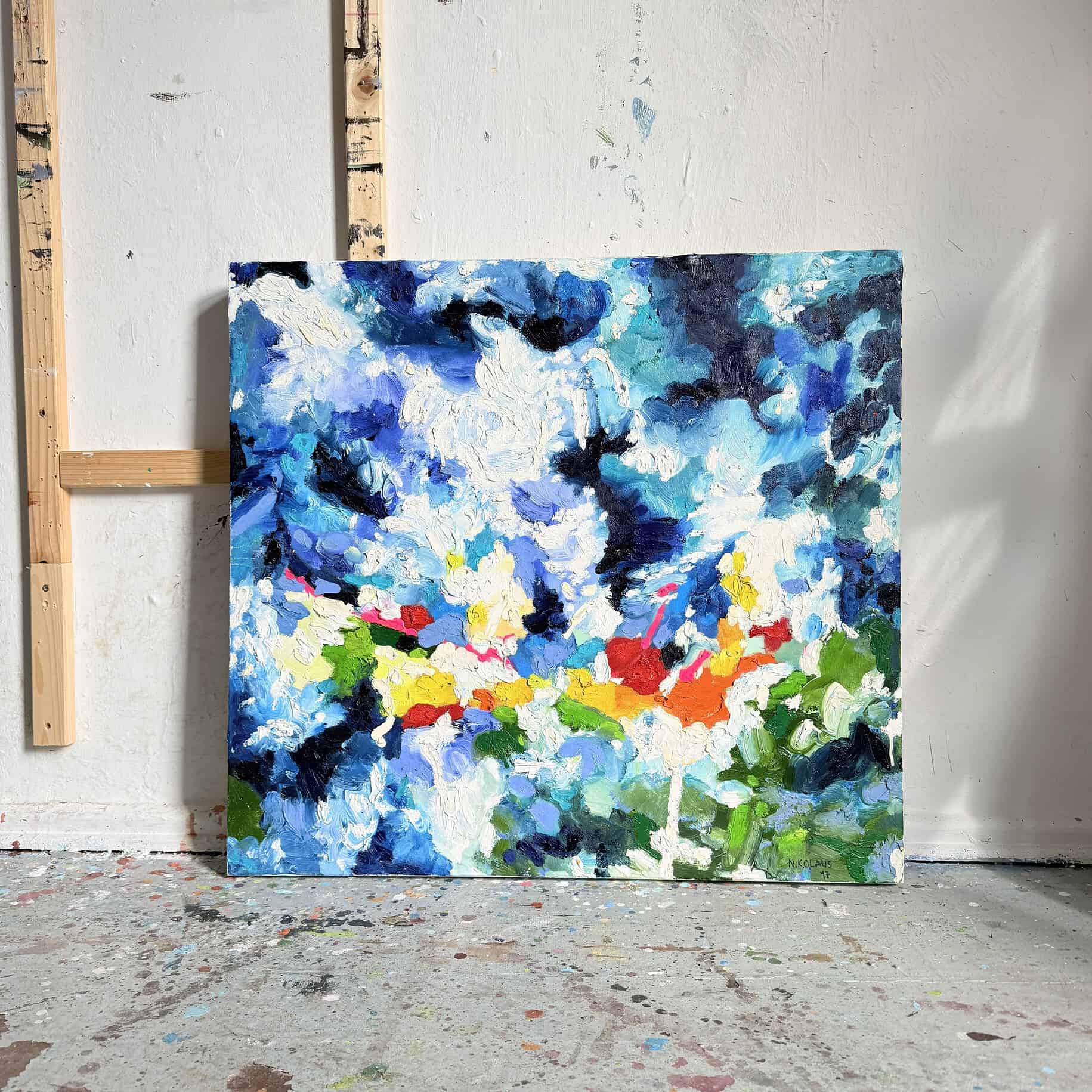 Farbenfrohes abstraktes Blumenbild in kräftigen Blautönen, gelben, roten und grünen Akzenten, Ölmalerei, künstlerische Auftragsmalerei von Nikolaus Kriese.