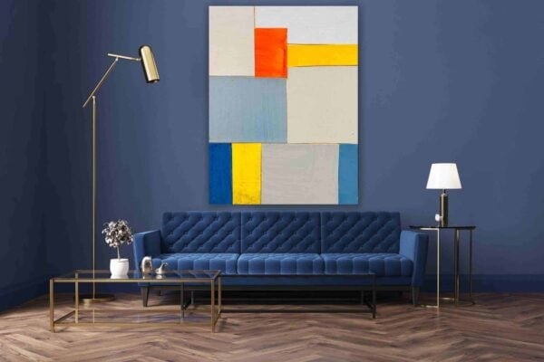 Farbenfrohe moderne abstrakte Malerei an blauer Wand hinter gemütlichem blauen Sofa in stilvollem Wohnzimmer.