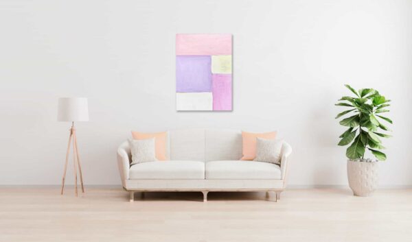 Abstrakte Wandmalerei in Pastellfarben, modernes Wohnzimmer mit Sofa und Pflanze, kreative Raumgestaltung, personalisierte Auftragsmalerei von Nikolaus Kriese, elegante Wandkunst.