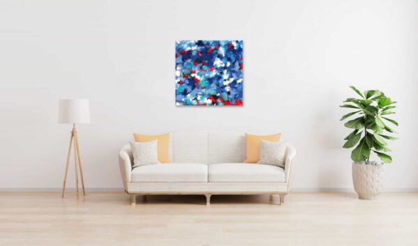 Abstrakte Malerei in Blau, Rot und Weiß an einer weißen Wand, dekorative Couch mit Kissen und Topfpflanze im modernen Wohnzimmer.