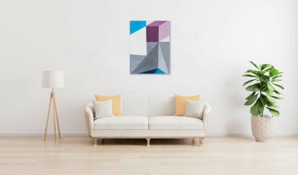 Abstrakte geometrische Malerei mit blauen, lila und grauen Farben an weiße Wand in modernem Wohnzimmer.