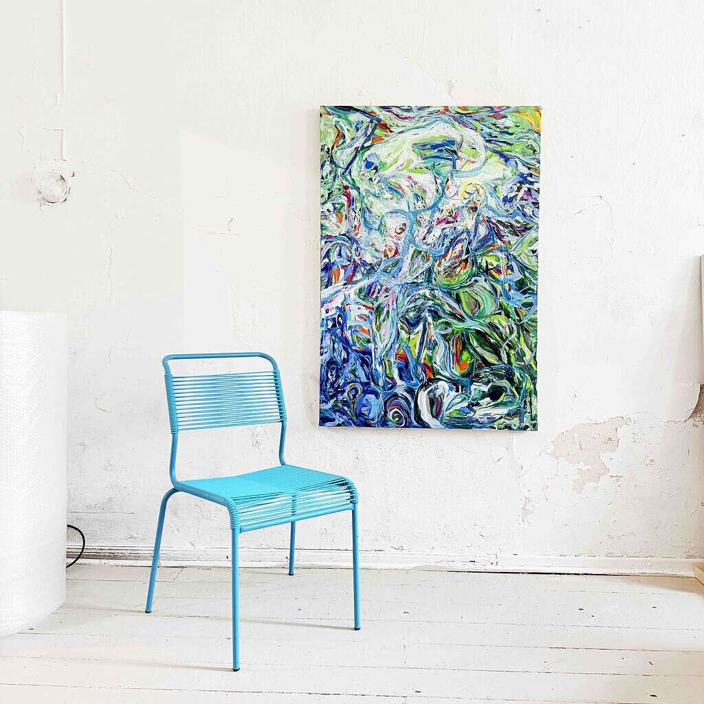 Farbenfrohes abstraktes Gemälde in moderner Kunstgalerie, künstlerische Auftragsmalerei, kreative Leinwandkunst, Kunstwerke für Innenräume, zeitgenössische Malerei, dekorative Wandgestaltung, kunstvolle Raumgestaltung, einzigartiges Bild, farbenprächtige Abstraktion, kreative Raumverschönerung.