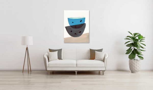 Abstrakte Malerei mit blauen und schwarzen Schalen, moderne Wanddekoration in minimalistischem Wohnzimmer, handgemalte Auftragsmalerei für individuelle Raumgestaltung.