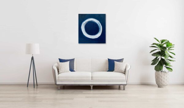 Abstrakte blaue Malerei in moderner Wohnzimmereinrichtung, Wandbild im minimalistischen Design, kreative Wandgestaltung, Kunst und Dekoration, original Kunstwerk, zeitgenössische Malerei, Innenraumkunst, Bild für Wohnzimmer.
