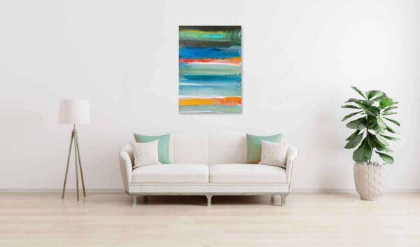Farbenfrohes Abstract-Gemälde an weißer Wand, modernes Wohnzimmer mit weißem Sofa und Grünpflanze, zeitgenössische Wandkunst, Raumgestaltung, wohnliche Atmosphäre, kreative Raumdekoration.
