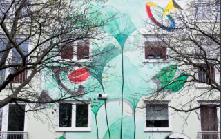 Farbenfrohes Wandbild, modernen Street Art Style, kreative Malerei, Auftragsmalerei und Kunst an Fassaden, urbanes Kunstwerk von Nikolaus Kriese, Murals für Gebäude und öffentliche Räume, kreative Wandgestaltung, Wandkunst.