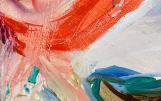 Farbenfrohe abstrakte Malerei mit dynamischen Pinselstrichen, lebendigen Rottönen, Blau, Grün und Goldakzenten, typisch für die Auftragsmalerei von Nikolaus Kriese in hochwertiger Kunsttechnik.