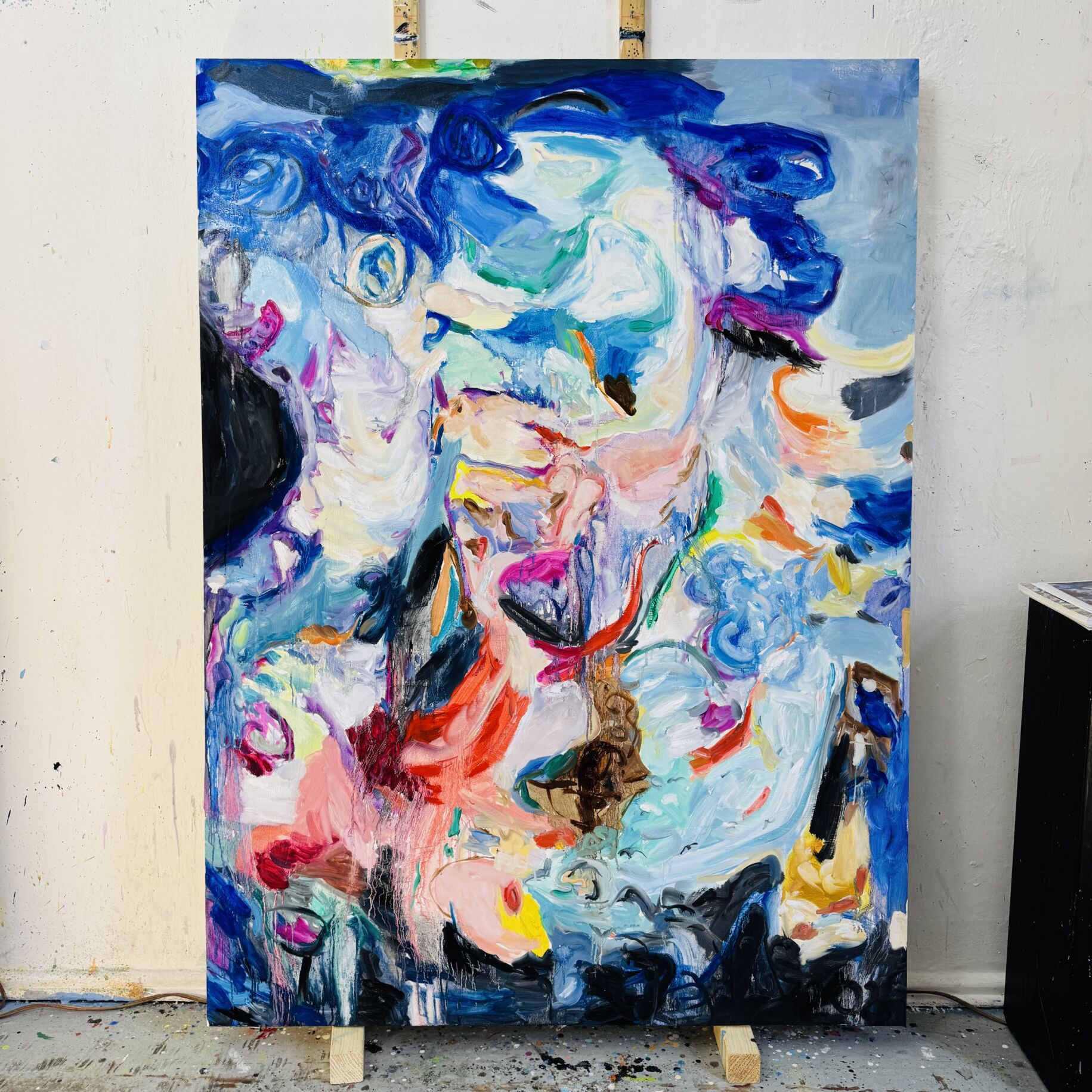 Farbenfrohes abstraktes Gemälde mit lebendigen Blau-, Rosa- und Schwarztönen, entstanden in der Malerei & Auftragsmalerei von Nikolaus Kriese, als modernes Kunstwerk für kreative Raumgestaltung.