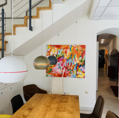 Farbenfrohes abstraktes Gemälde in Innenraum, Malerei & Auftragsmalerei Nikolaus Kriese, moderne Wandkunst im Esszimmer.
