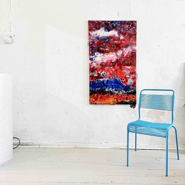 Leuchtendes abstraktes Acrylbild in Rot, Blau, Weiß und Schwarz an einer weißen Wand.