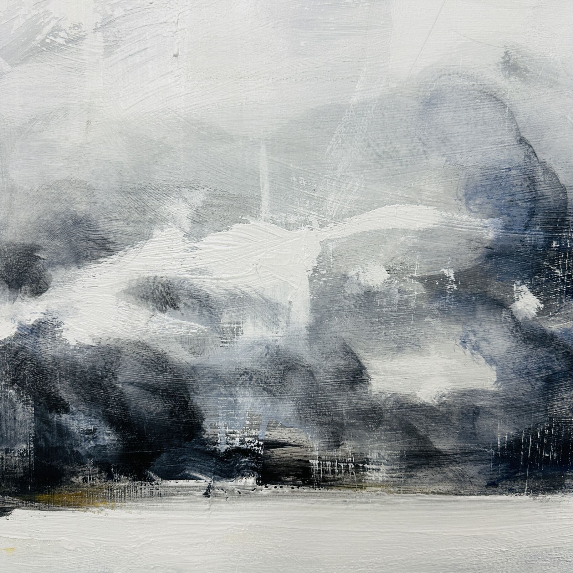 Dunkle Wolkenlandschaft in abstrakter Malerei, Himmel in Grau- und Schwarztönen, Ausdrucksstarke Pinselstriche, Himmelsszene, Moderne Wanddekoration, Auftragsmalerei, Kunst im Auftrag, Realistische und abstrakte Kunstwerke.