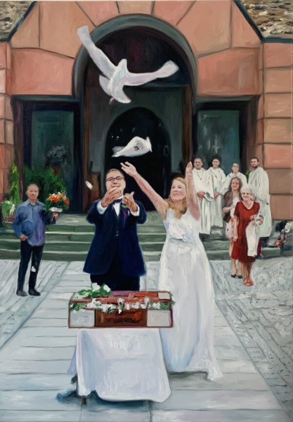 Farbenfrohes Hochzeitsgemälde mit Braut und Bräutigam vor der Kirche, einer Taube im Flug und Hochzeitsgästen, ansprechend gestaltet und ideal für individuelle Hochzeitskunstaufträge.