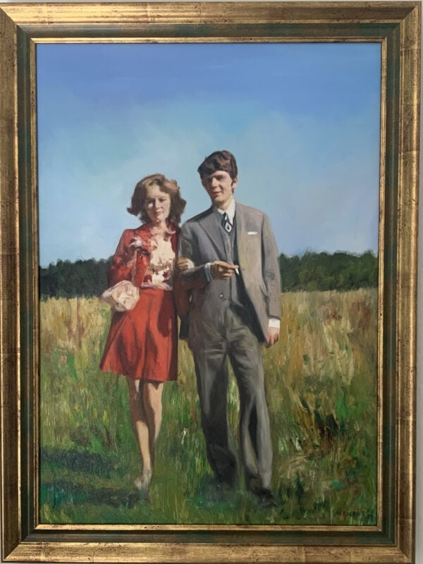 Alias: Gemälde eines jungen Paares in einem Feld, realistische Ölmalerei, Ikonisches Kunstwerk, Auftragsmalerei, moderne Kunst, künstlerische Portraitmalerei, handgemalt, farbenfrohe Darstellung, Impressionistische Technik, individuelles Kunstwerk.