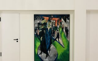 Lebendige(expressionistische) Malerei im Flur, dargestellt mit bunten Figuren und urbanem Stadtmotiv, von Nikolaus Kriese.