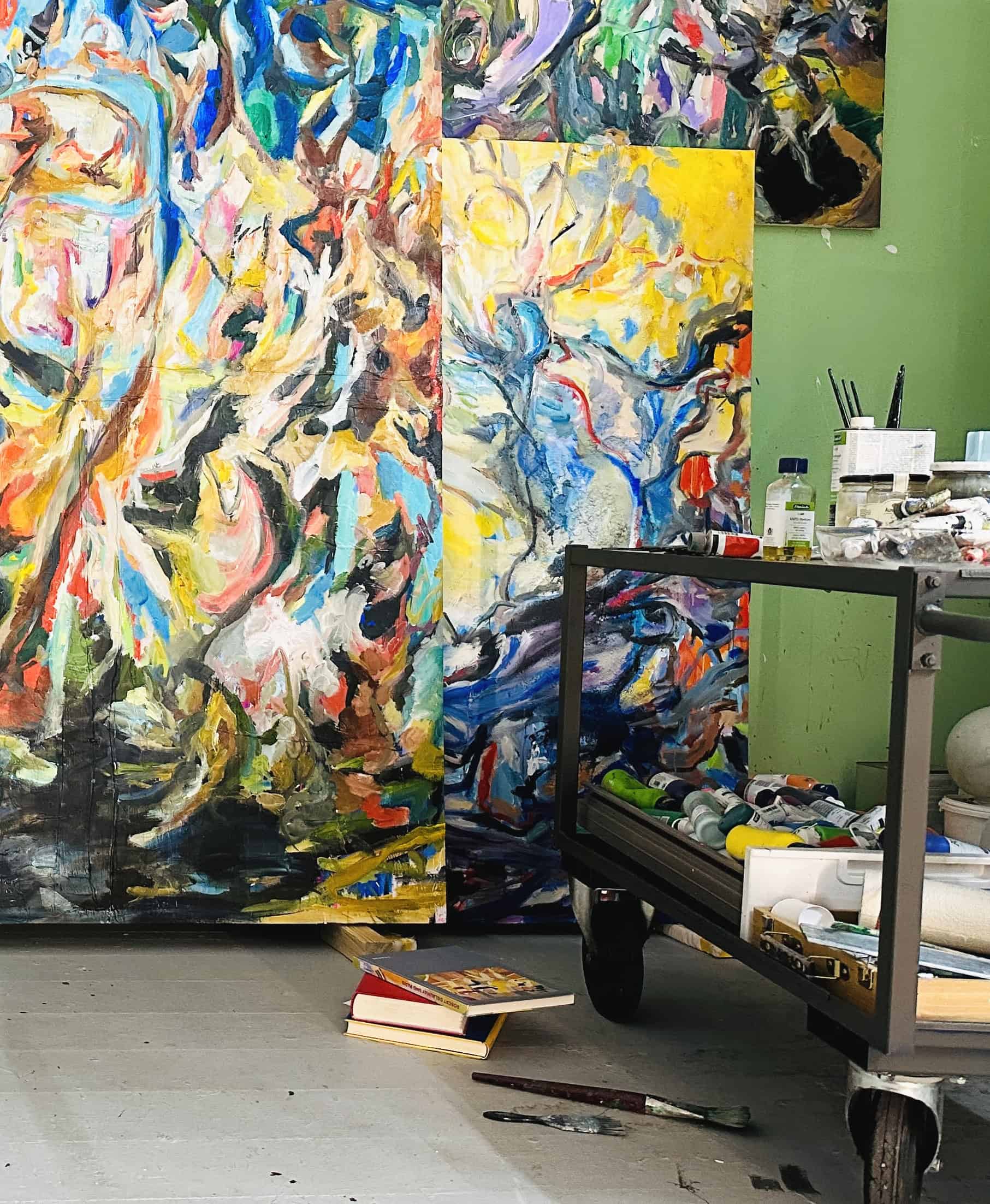 Bilder malen lassen vom Künstler Atelier nikolaus kriese Vibrant abstract art paintings in progress by Nikolaus Kriese, showcasing colorful, dynamic brushstrokes, created for commissioned art projects with worldwide shipping availability.