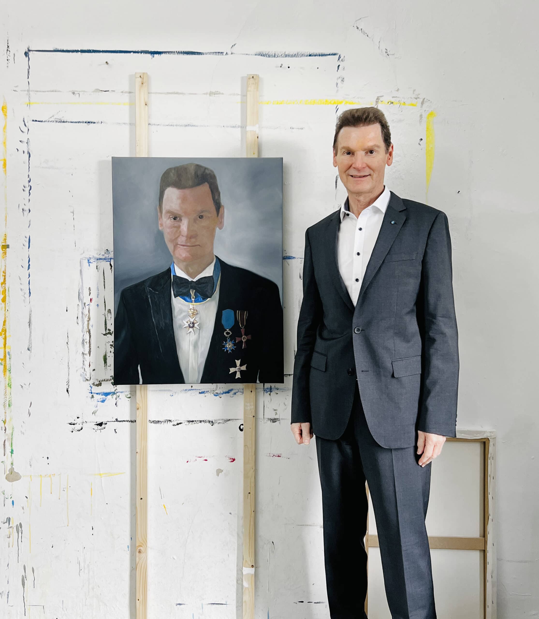 portraitmalerei Konsul Professor Gerald Grusser Gemaltes Portrait eines Mannes in formeller Kleidung mit Medaillen, Öl auf Leinwand, in einem Kunststudio, von Nikolaus Kriese; individuelle Auftragsmalerei, Kunst & Porträts.