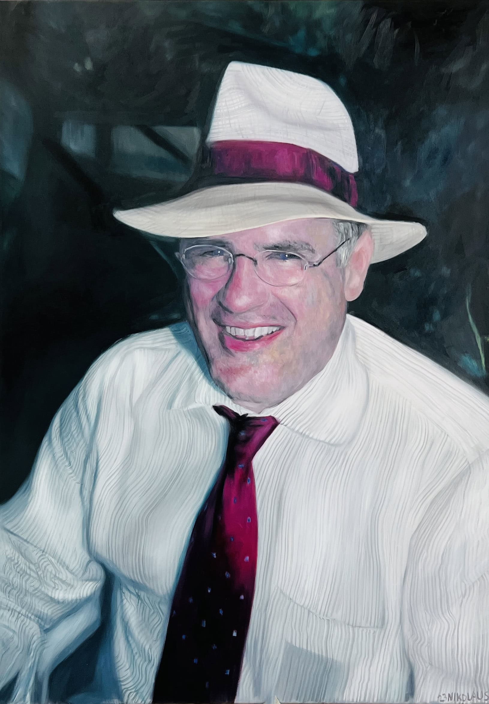portraitmalerei mann mit hut .jpg Hochwertiges Porträt eines smiling Herren mit Brille, weißem Hut mit rotem Band, weißem Hemd und roter Krawatte, realistische Malerei, Kunstwerk für Auftragsmalerei, individuelle Porträtkunst, künstlerische Wanddekoration.
