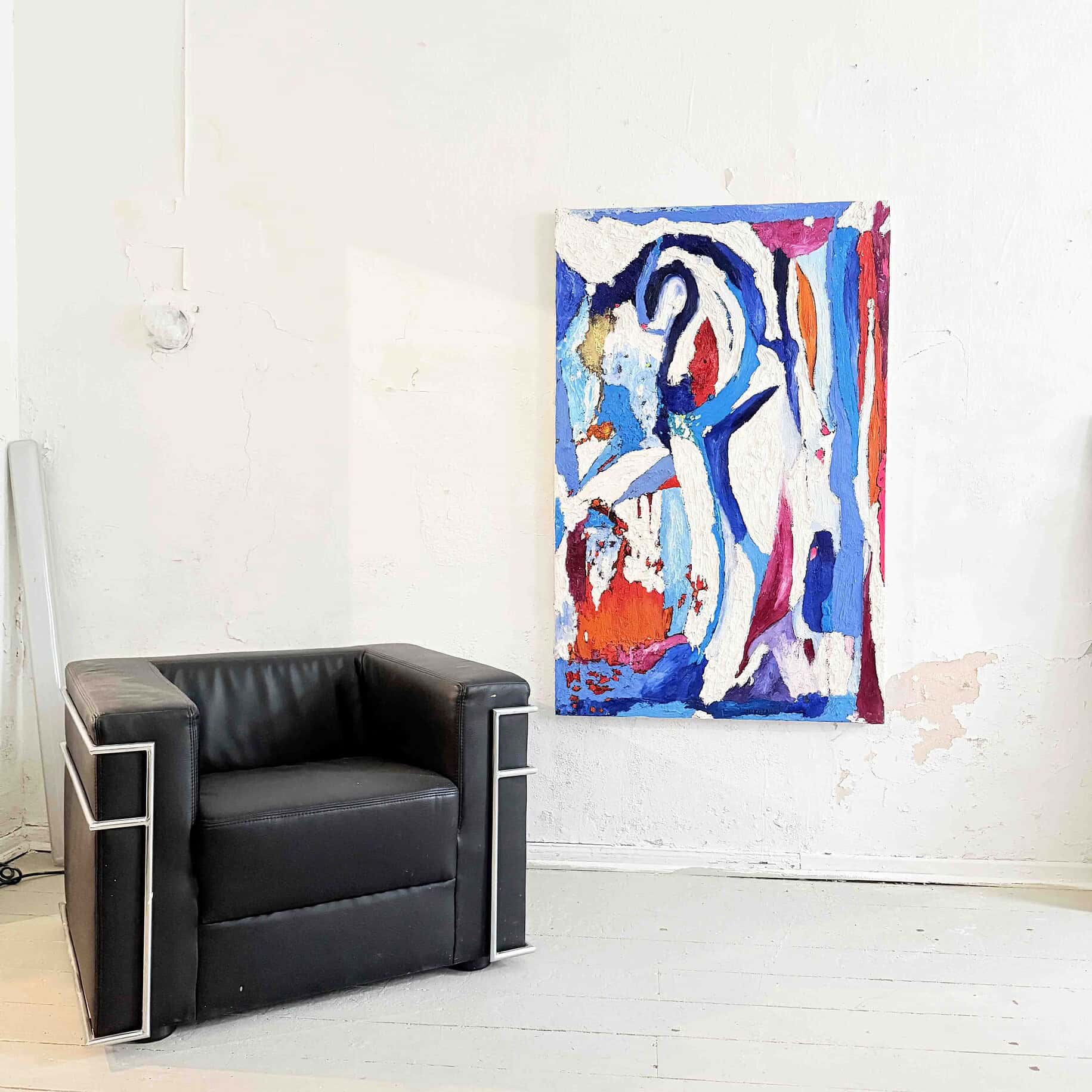 Farbiges abstraktes Gemälde in modernem Stil an weißer Wand, Kunstwerk mit expressivem Farbenspiel, ergänzt stylisches Interieur, ideal für individuelle Raumgestaltung, von Nikolaus Kriese.