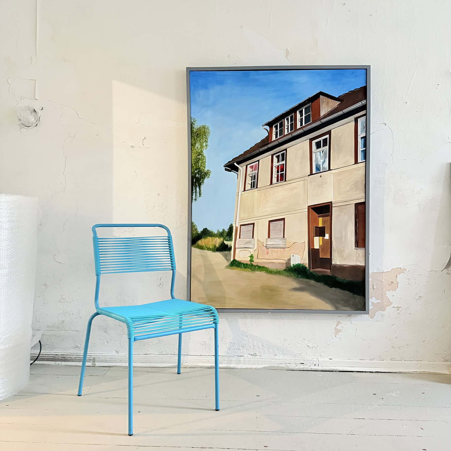 Altes Haus in einer leuchtenden Straßenszene, modernes Interieur, farbenfrohe Malerei, zeitgenössische Kunst, Raumgestaltung, Innenraumdekoration, künstlerische Wandgestaltung, zeitlose Architektur, kreative Raumgestaltung, individuelle Malereien.