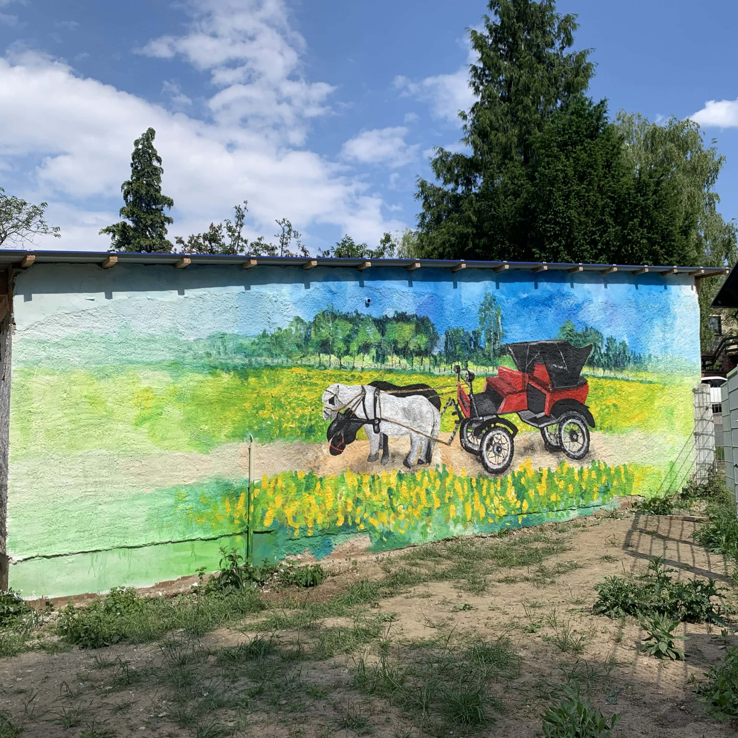 wandmalerei pferd mit kutsche fassade dorf Heimatstadt Malerei, Wandbild mit Pferd und Kutsche in ländlicher Szenerie, Auftragskunst von Nikolaus Kriese, bunte Handmalerei, künstlerische Wanddekoration im Freien, lokale Kunstwerke, individuelle Wandgestaltung.