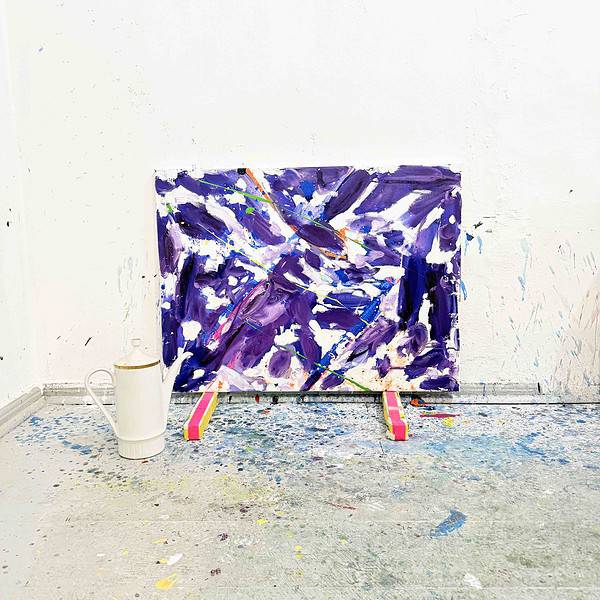 Lebendige abstrakte Acrylmalerei in Violett-, Blau- und Weißtönen auf Leinwand, präsentiert auf einer Staffelei in einem Kunstatelier.