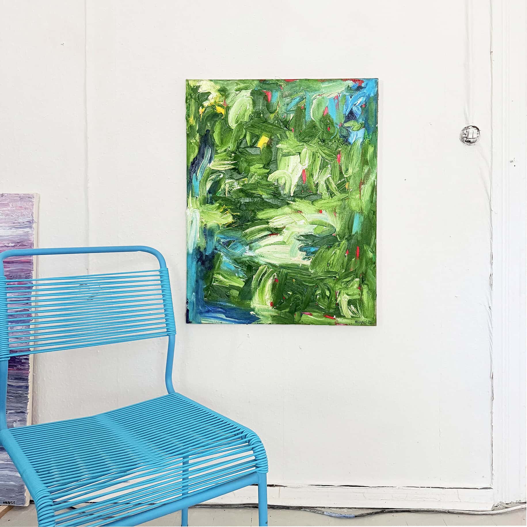 Grüne abstrakte Landschaftsmalerei auf Leinwand, modernistische Kunst mit lebendigen Pinselstrichen, situierte Präsentation in Kunstausstellung, inspiriert von Naturmotiven, im stilvollen Kunstraum gezeigt.