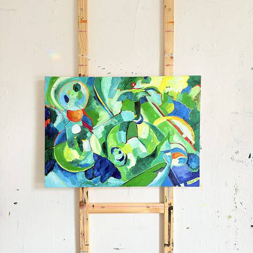 Lebendige abstrakte Acrylmalerei mit leuchtenden Grüntönen, Blau- und Orangadetails, die auf einem leeren Wandmontage-Träger hängt, kreiert von Nikolaus Kriese, spezialisiert auf künstlerische Auftragsmalerei.