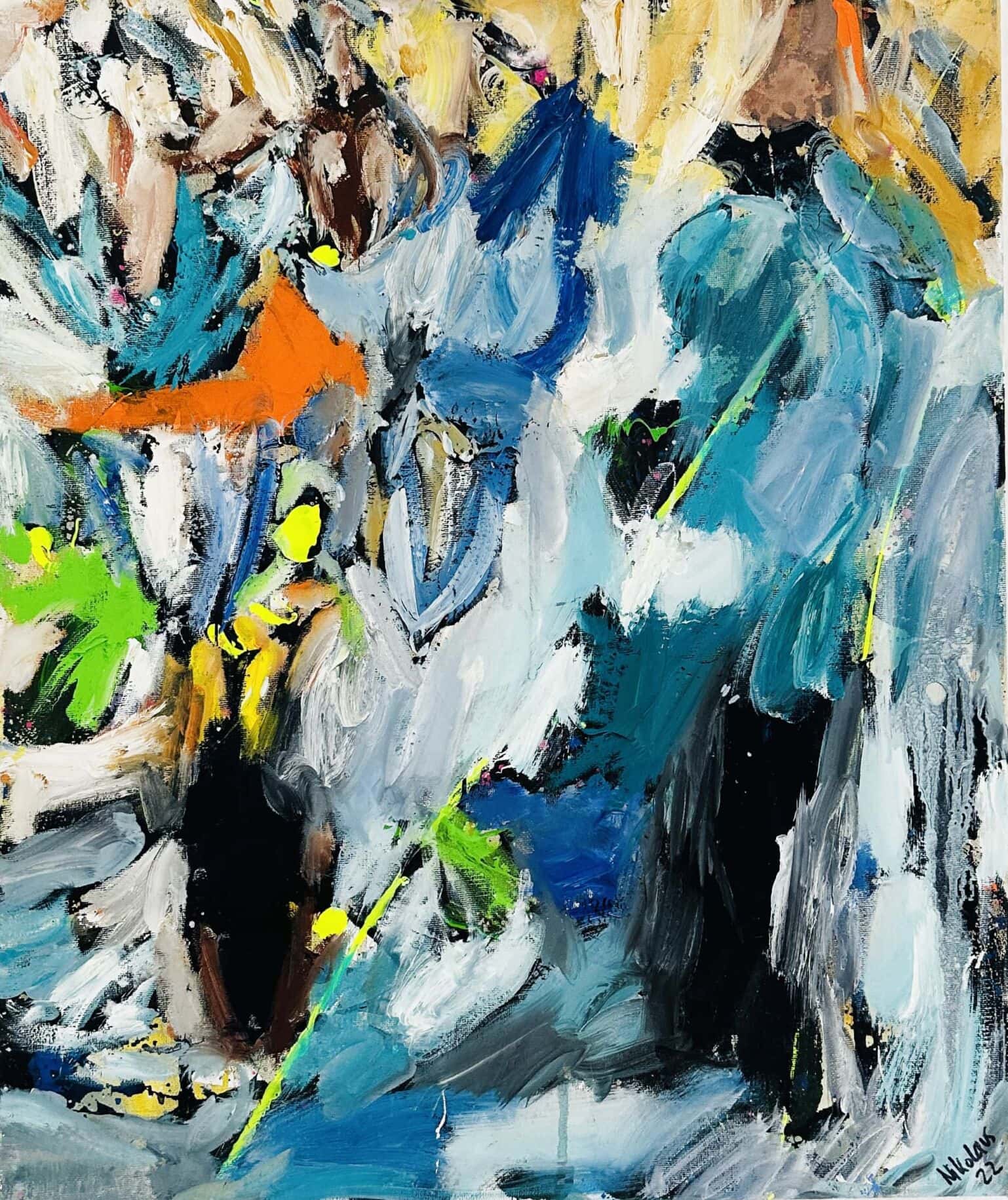 Lebendige abstrakte Malerei mit kräftigen Blau-, Weiß-, Grün- und Orangetönen, die dynamisch auf einer Leinwand gestaltet wurden, perfekt für individuelle Auftragsmalkunst und moderne Wandkunst.