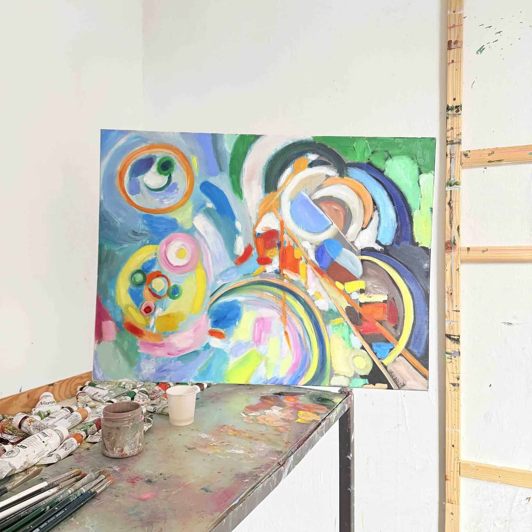 Lebendige abstrakte Ölmalerei auf Leinwand mit bunten Kreisen und dynamischen Formen, erstellt in einem Künstleratelier.