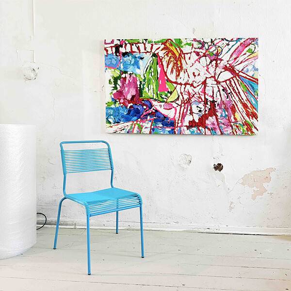 Farbiges abstraktes Gemälde an einer weißen Wand, daneben eine blaue Metallstuhl, kreative Kunstgalerie, moderne Malerei, original Kunst, farbenfrohe Kunstwerke, zeitgenössische Kunstkunstwerk, bunte Malerei, inside art exhibition.