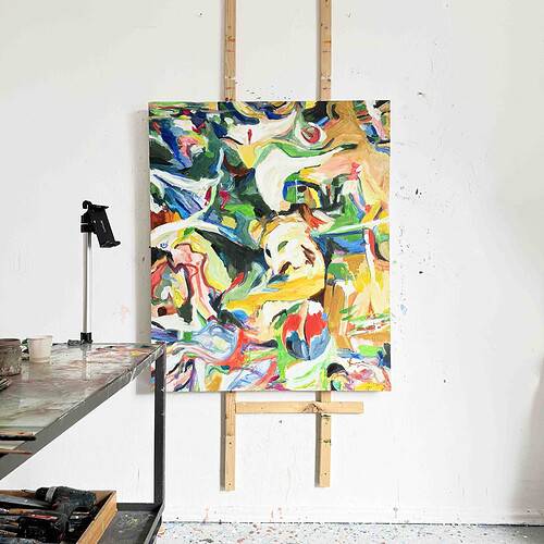 Lebendiges, farbenfrohes abstraktes Gemälde in einer Kunstwerkstatt, das kreative Malerei und Auftragsmalerei zeigt, die auf individuelle Wünsche abgestimmt sind.