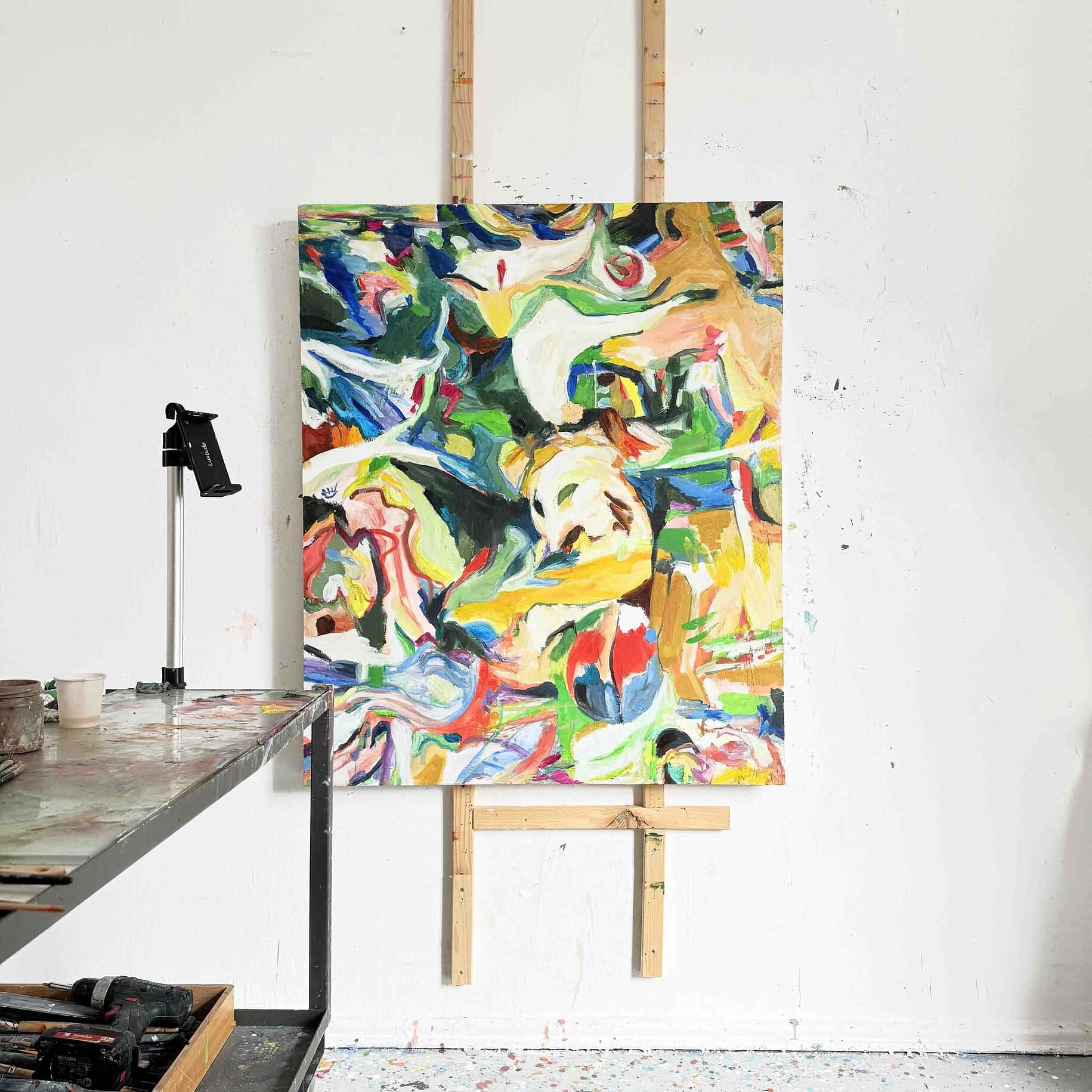 Lebendiges, farbenfrohes abstraktes Gemälde in einer Kunstwerkstatt, das kreative Malerei und Auftragsmalerei zeigt, die auf individuelle Wünsche abgestimmt sind.