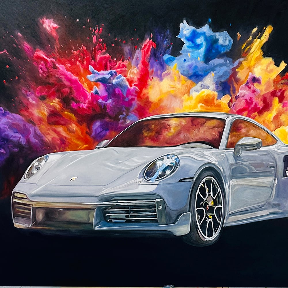 Fahrzeug- und Kunstmalerei eines weißen Porsche 911 vor einem farbenfrohen Explosion-Hintergrund, modern interpretierte Malerei, motorradähnliches Auto, kreative Kunst, Auftragsmalerei, Wohnraumkunst, künstlerisches Auto-Design.