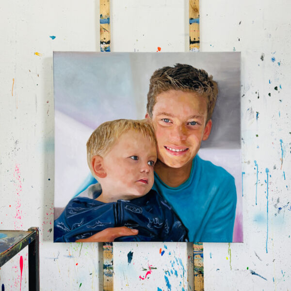 Hochwertiges Portrait eines älteren Jungen mit kleinem Bruder in realistischer Malerei, spezifisch für Auftragsmalerei und individuelle Kunstwerke, ideal für persönliche oder Geschenk-Interpretationen.