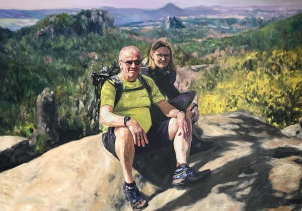 Farbige Malerei von einem älteren Mann und einer jüngeren Frau beim Wandern auf einer Felsplatte mit inspirierendem Landschaftshintergrund, erstellt von Nikolaus Kriese.