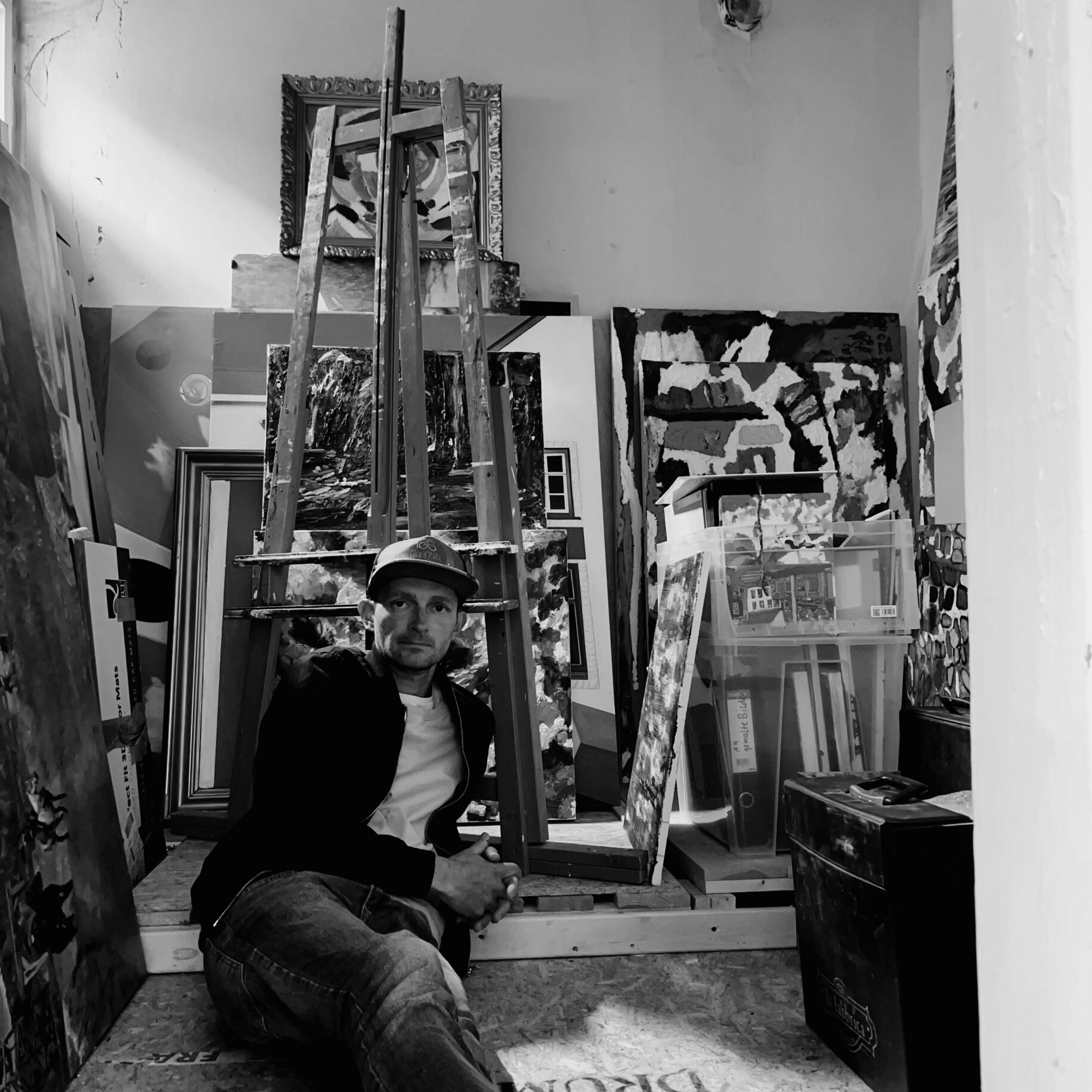 Künstler im Atelier mit Canvas und Farbpalette, professionelle Malerei, Auftragsmalerei, abstract Kunst, Malerstudio, kreative künstlerische Arbeit, moderne Gemälde, individuelle Kunstwerke, hochwertige Maltechniken.