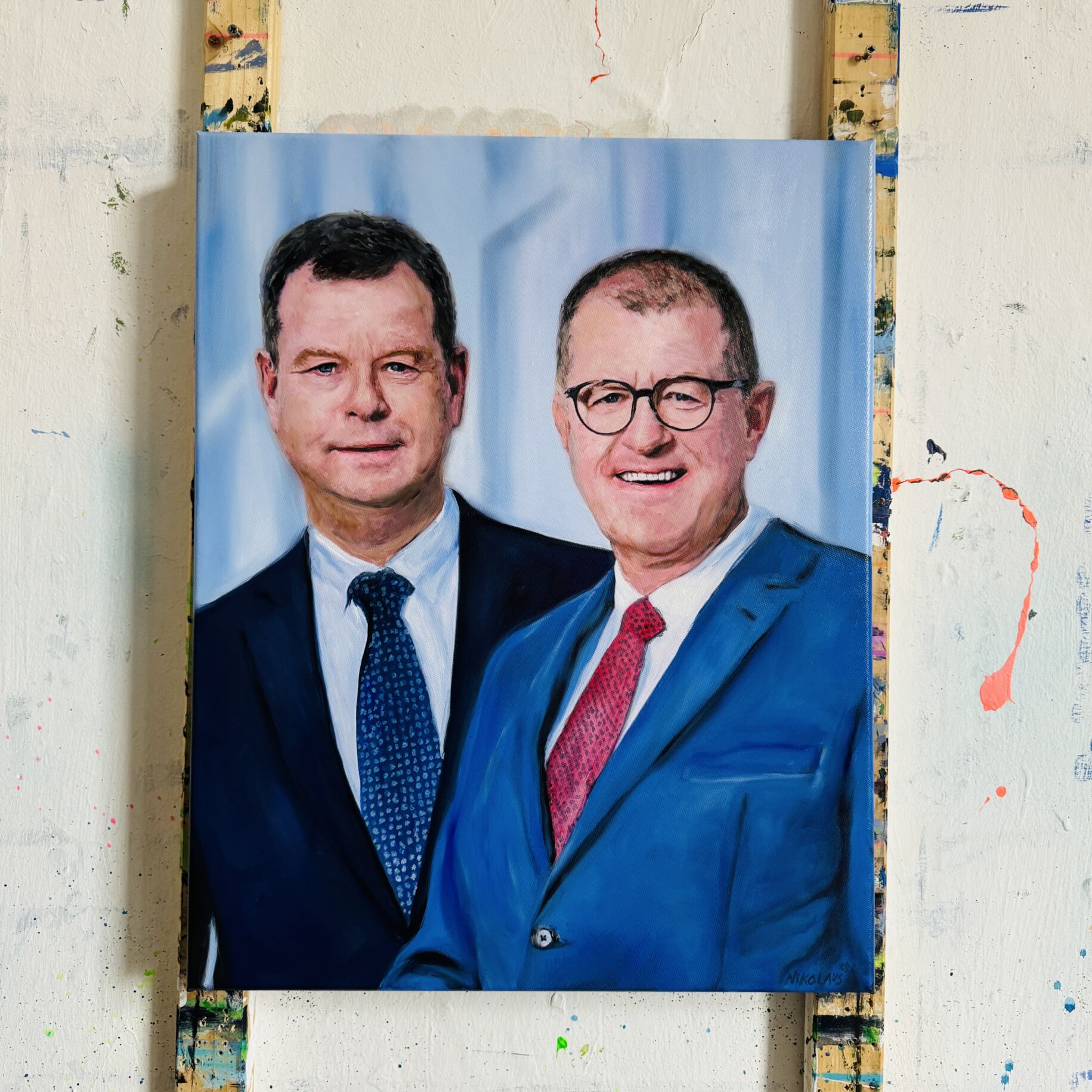 Fotorealistische Auftragsmalerei eines modernen Porträts von zwei Männern in Anzügen, detailreiche Ölmalerei, professionelle Künstlerarbeit, individuelle Malerei auf Bestellung, personalisierte Portraits Kunstwerk.