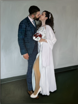 Hochzeitspaar in weißem Brautkleid und dunklem Anzug, verliebt im Kuss, handeri mit Blumenstrauß, realistische Malerei, Auftragsmalerei, individuelle Hochzeitsportrait, Hochzeitsgeschenk, Künstler Nikolaus Kriese.
