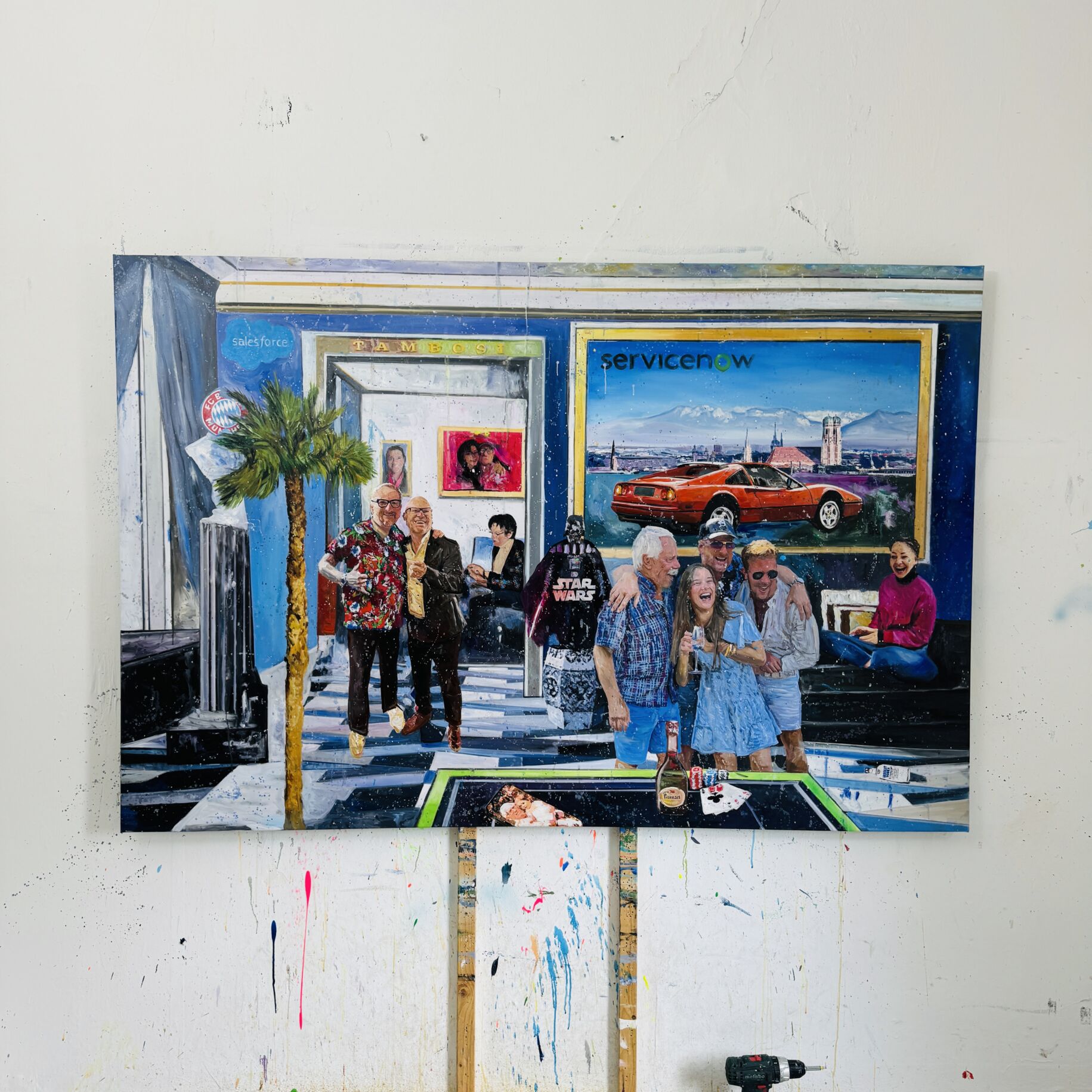 Moderne Kunst als Porträtmalerei Farbenfrohe Auftragsmalerei von Nikolaus Kriese mit einer fröhlichen Familienszene in einem modernen, kunstvollen Wohnzimmer, detailreiche Maltechnik, kreative Kunstwerke, lebendige Farbgestaltung.