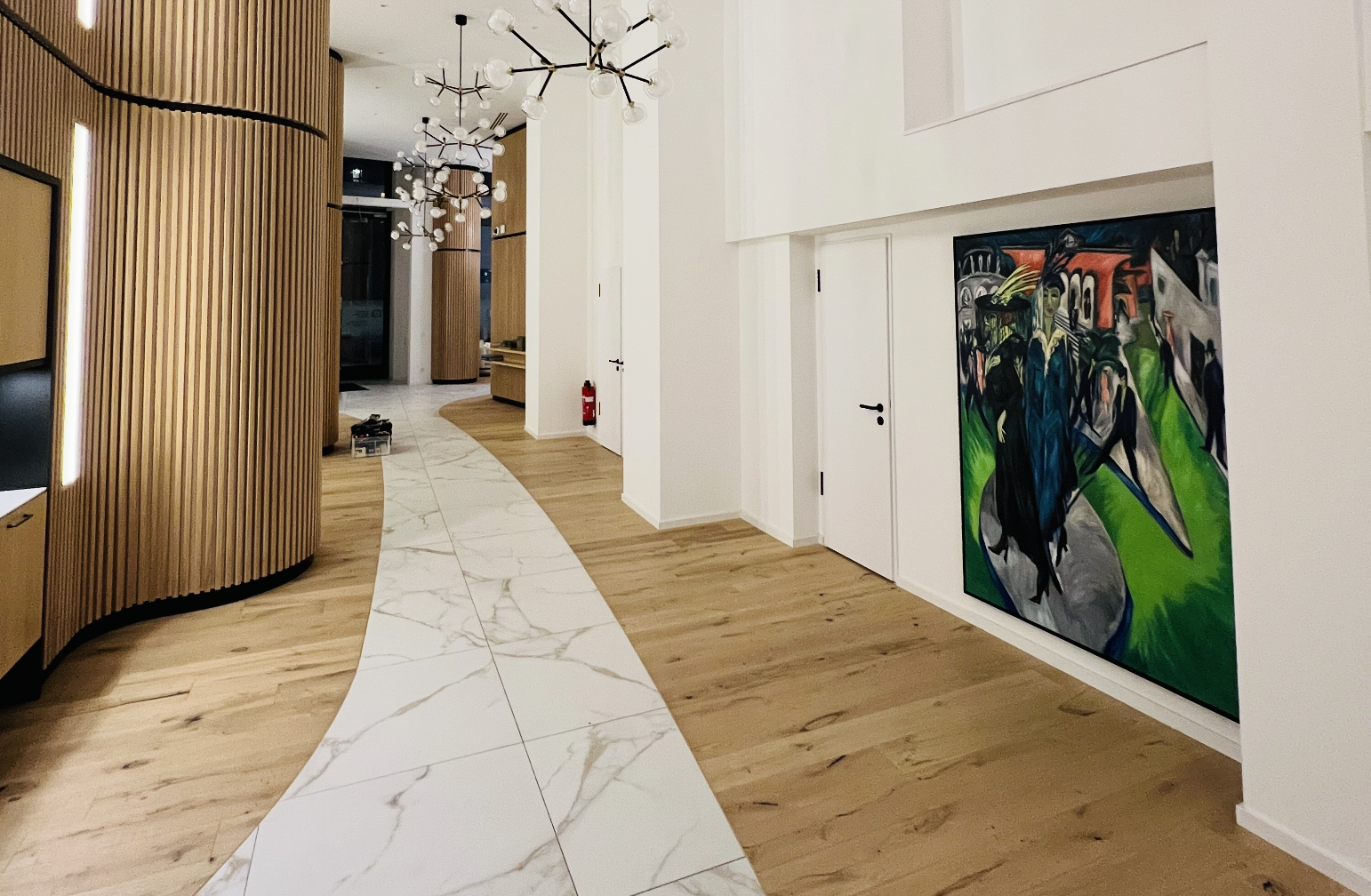 Modernes Interieur mit Gemälde, Auftragsmalerei in stilvollem Ambiente, Wohnzimmerflur mit abstrakter Kunst, individuelle Wandgestaltung, Kunst aus Marylin Monroe Inspiration, Nikolaus Kriese, professionelle Malerarbeiten.