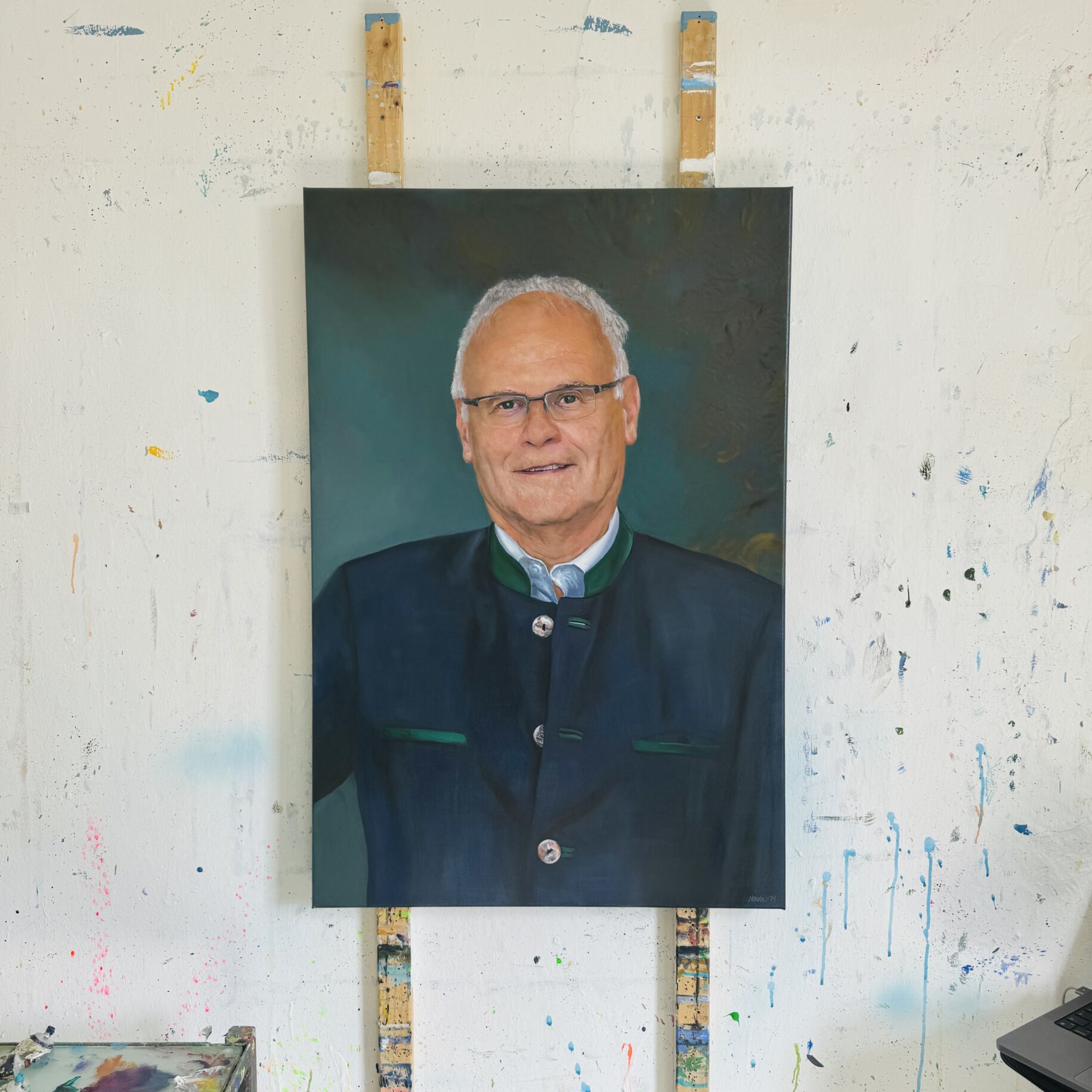 Bild von sich malen lassen Unternehmer Porträtmalerei eines älteren Mannes in traditioneller Tracht, realistische Ölgemälde Kunst, Auftragsmalerei für individuelle Kunden, künstlerisches Portrait, hochwertige Maltechnik.