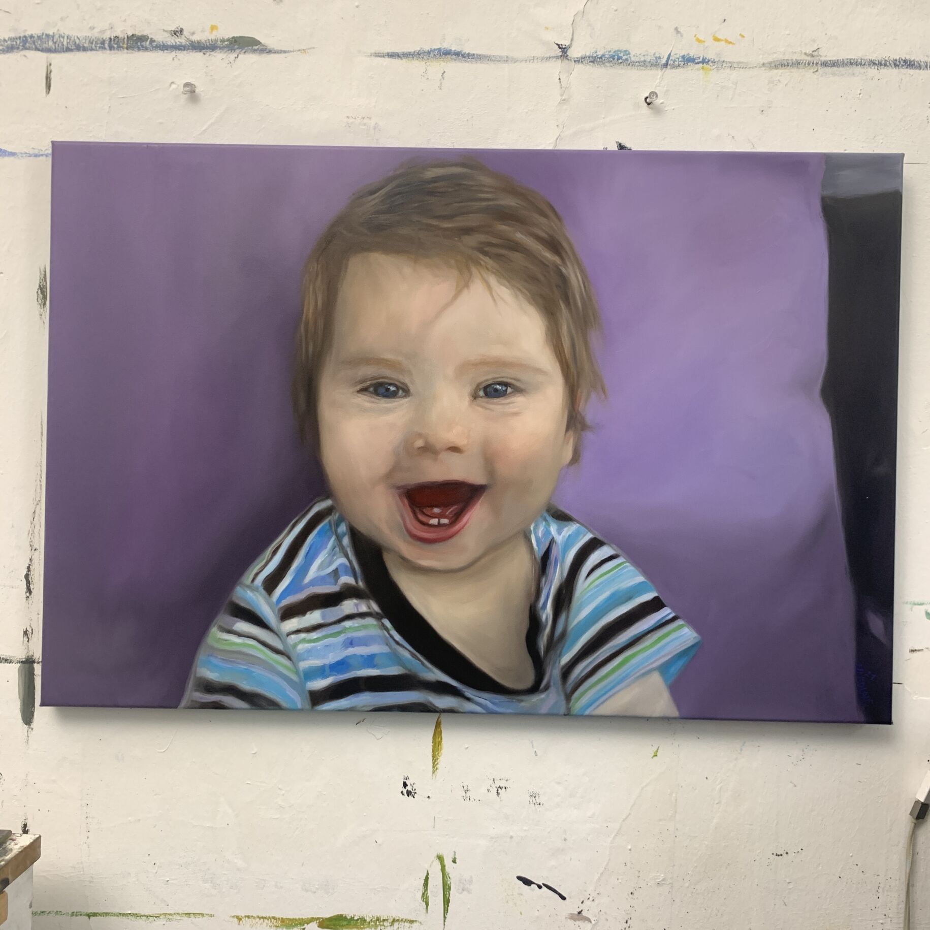 Kinderporträt malen lassen Baby Hochwertiges Acrylportrait eines lachenden Kindes in realistischer Maltechnik, perfekte Auftragsmalerei für individuelle Wunschporträts, Künstler Nikolaus Kriese.